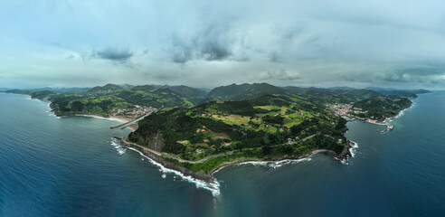 Luftbild auf eine Küstenlandschaft, tropische Küste, Insel Panorama 