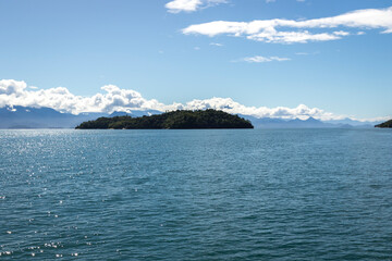 Ilhas e montanhas no litoral Atlantico