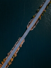 Tramo de puente sobre el agua azul en dirección transversal, toma de drone