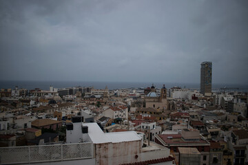 Panorámica de Alicante, España un día nublado.