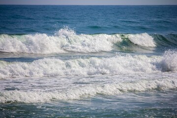 Fototapeta premium Tranquil ocean view with rolling waves lapping the shoreline