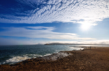 Atardecer en Paracas, foto de la costa con un impresionante cielo azul y el sol en su ocaso