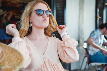 Frau mit Sonnenbrille, natürliches Portrait