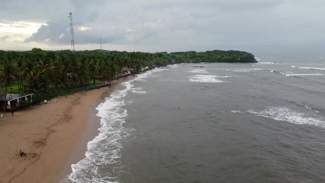 En la costa, donde el cielo se funde con el mar en un azul infinito, se encuentra una playa perfecta que parece haber sido esculpida por los dioses.