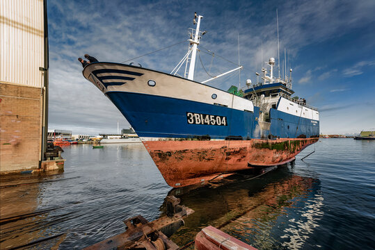 Subida de varco para reparaciones en un varadero. 
