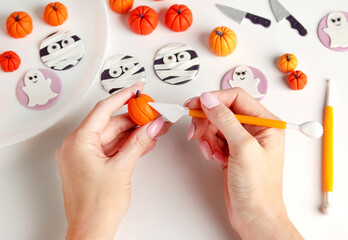 Sculpt halloween decor for cupcakes from mastic\sugar paste. DIY. Hand made decor