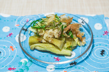 ガラス皿に盛った焼き茄子