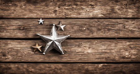 immagine primo piano di vecchie stelle in metallo su superficie in legno grezzo e consumato dal tempo, vista da sopra