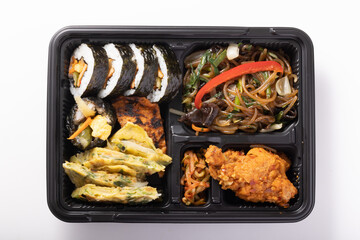 韓国弁当　(キンパ・チヂミ・チャプチェ・ヤンニョムチキン)