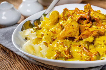 Pasta with fried chicken in cream and chanterelle sauce.