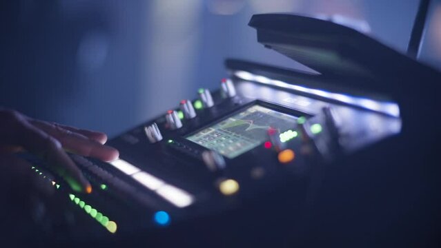 manos usando una consola de audio