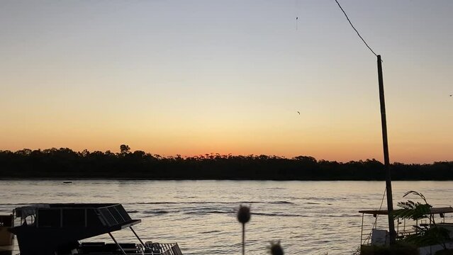 Fim de tarde no Rio Araguaia com helic&oacute;ptero e barcos