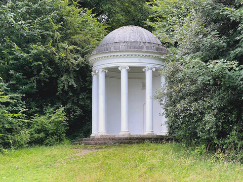 Monopteros kleiner runder Tempel in einem Park 