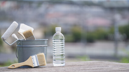塗装道具とペットボトルの水｜屋外作業の熱中症対策　イメージ