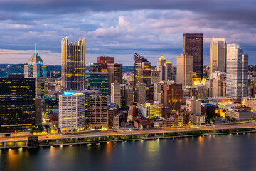 Fototapeta na wymiar Sunset view of Pittsburgh downtown from Grand View at Mount Washington