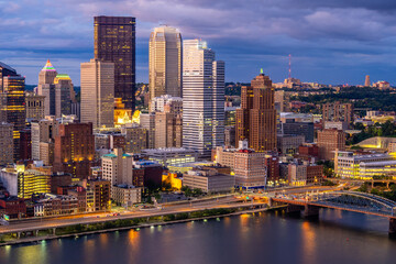 Naklejka premium Sunset view of Pittsburgh downtown from Grand View at Mount Washington