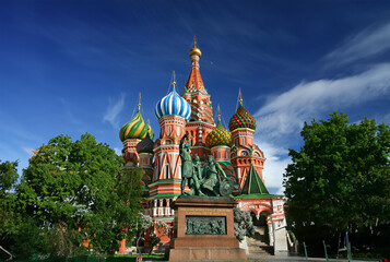 Fototapeta na wymiar Monument of Minin and Pozharsky and Saint Basil cathedral in Moscow, Russia
