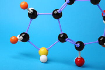 Obraz premium Structure of molecule on light blue background, closeup. Chemical model
