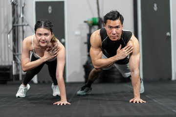 Fototapeta na wymiar Asian men and women Have a strong body, good health, love to exercise.