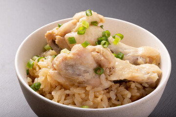 骨付き手羽元のほぐし飯　(炊き込みご飯)