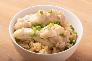 骨付き手羽元のほぐし飯　(炊き込みご飯)