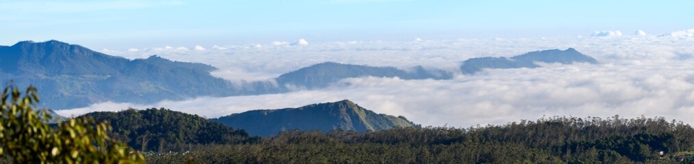 Obraz premium Beautiful panoramic landscape photograph of the mountain range above the white clouds in the Central highlands of Sri Lanka.