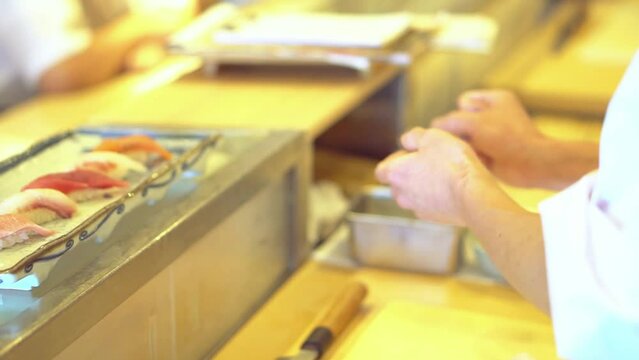 Work of the sushi chef｜salmon nigiri sushi