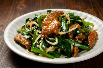 「ニラレバとレバニラ」呼び方の違いはどこから?