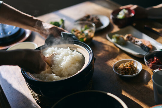 土鍋で炊いたご飯をしゃもじで混ぜる