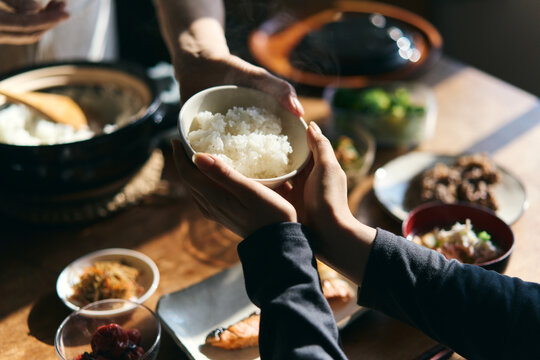 ご飯を手渡す