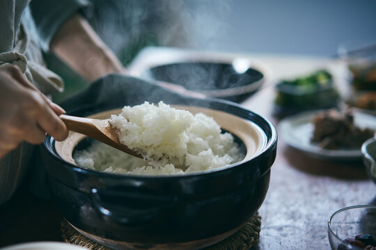 土鍋で炊いたご飯をしゃもじで混ぜる