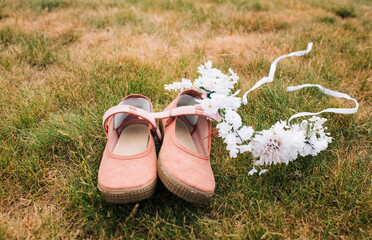 little girls shoes with a flower headband at a midsommar party