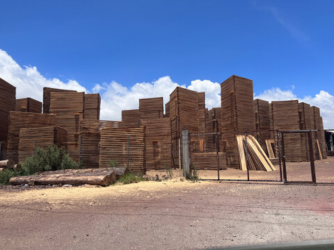 Tablas de madera apiladas en una industria maderera. Pilas con madera de pino. Tablero de borde doblado. Taller de recolecci&oacute;n de madera. madera para construcci&oacute;n en M&eacute;xico.