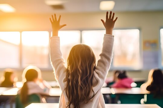 Bildung ist Zukunft: Engagierte Schülerin im Unterricht