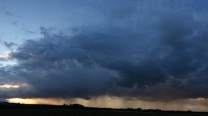 Fototapeta premium Wolkenhimmel vor einem Gewitter