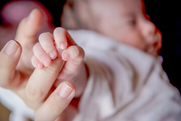 手を握る赤ちゃん
