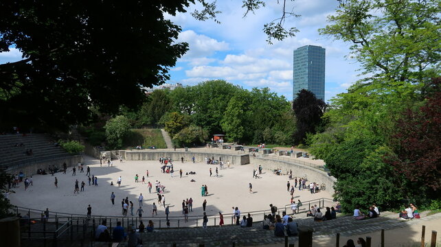 Ar&egrave;nes de Lut&egrave;ce &agrave; Paris, site historique gallo-romain, avec des joueurs de p&eacute;tanque et vue sur la tour de Jussieu (France)