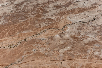 desierto de israel con vestigios de ruinas y marcas de agua