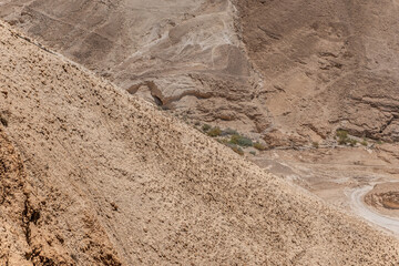 desierto de israel con vestigios de ruinas y marcas de agua