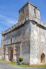 Fototapeta na wymiar Esnandes. Eglise saint-Martin vue de l'extérieur.. Charente-Maritime. Nouvelle-Aquitaine 