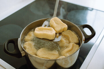 Boil lazy dumplings in boiling water