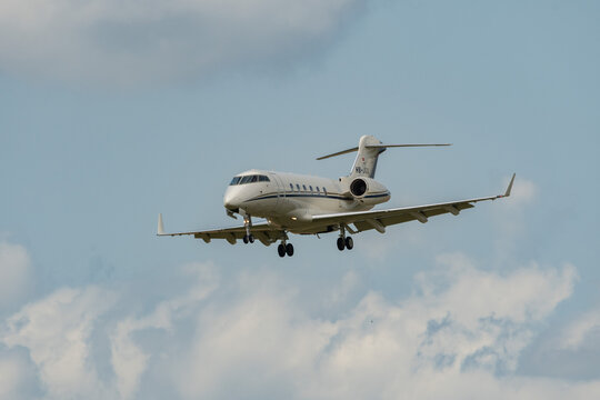 HB-JGQ Bombardier Challenger 300 jet in Zurich in Switzerland 13.7.2023