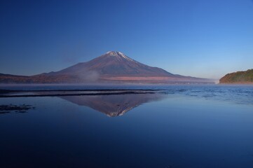 秋の山中湖より望む富士山