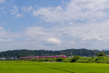 田園を走る列車
