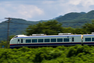 山間を走る特急電車