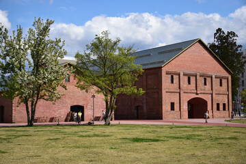 Obraz premium 緑の芝生と赤レンガ倉庫