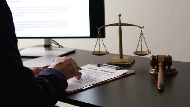 Lawyers read legal books defend their clients' cases, the lawyer concept assumes that the defendant defends the client in order to win the case or gain the greatest benefit in accordance with the law.