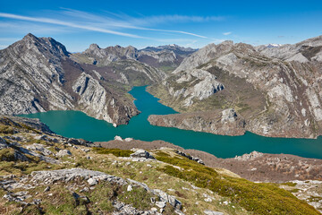 Fototapeta na wymiar Beautiful turquoise waters reservoir and mountain landscape in Riano. Spain