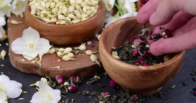 add dried rose flowers to dried tea leaves, ready for making green tea dried high-quality tea leaves