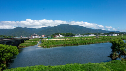 直方市の日の出橋から見る、青々とした真夏の福智山と遠賀川と夏の青い空